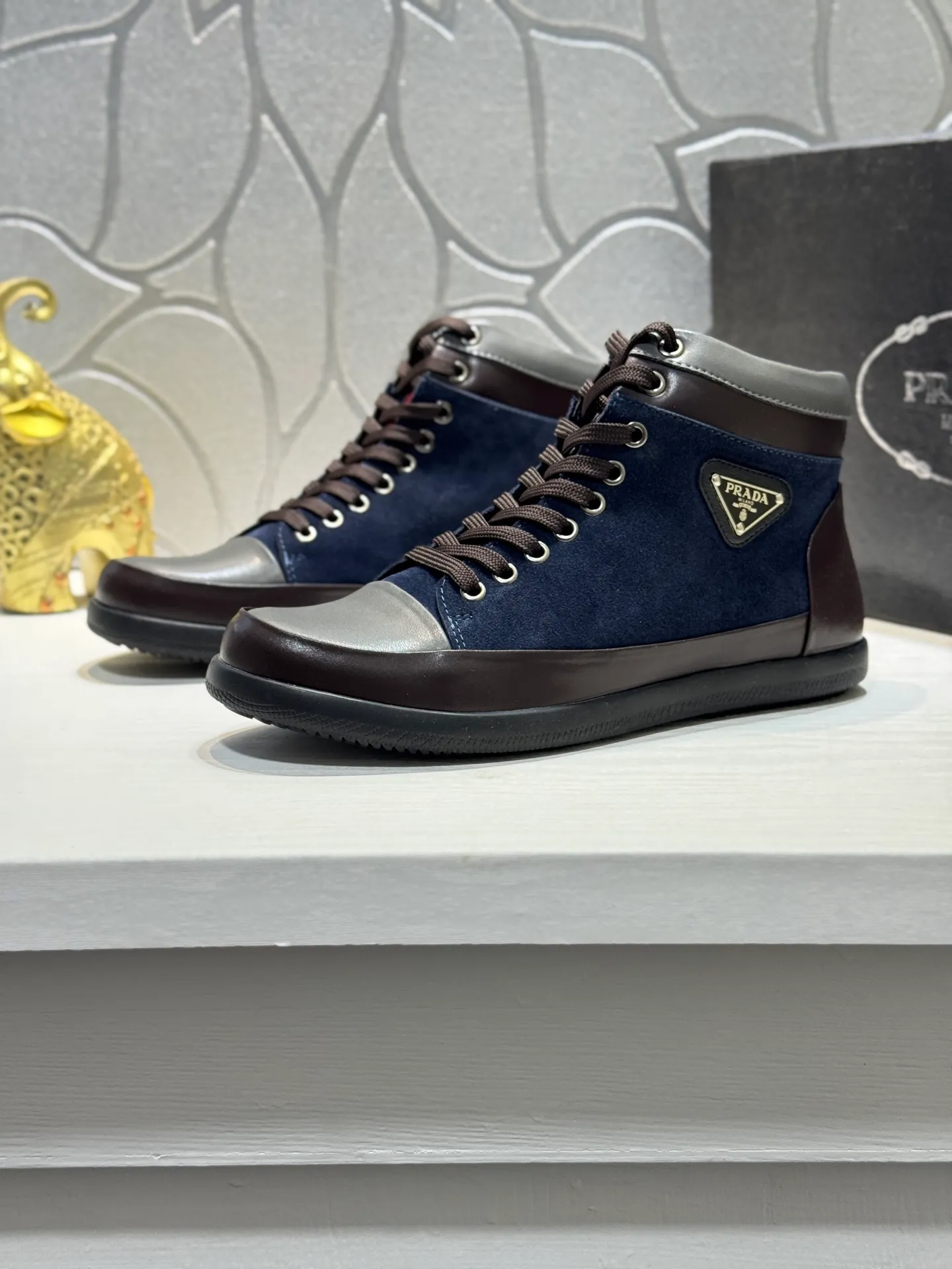Men's Men's Shoes 💰460 [New Style] 🎻🎻PRADA*⚡️Prada~ The latest classic high-top men's shoes official website has launched a 1:1 copy, synchronized with Hong Kong counters, and on the same catwalk; all made of calf Leather ➕Imported soft and comfortable sheepskin lining, 🍡🍡original 1:1 rubber outsole, non-slip and wear-resistant; comfortable on the feet, attractive style, fine workmanship, and simple and neat shoe last, showing a man's courage and toughness. Size: 38-44 (45 customized